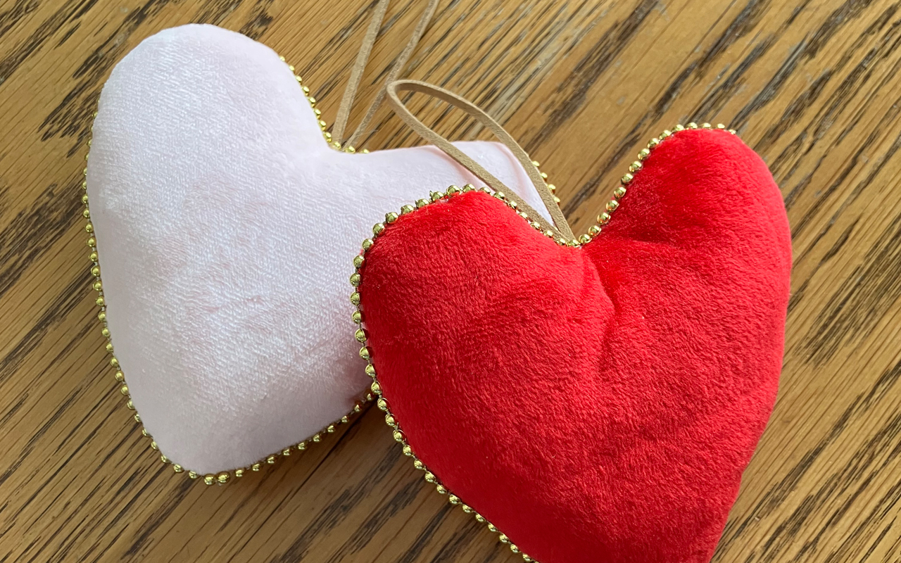 finelife_hearts Two heart-shaped pillows.