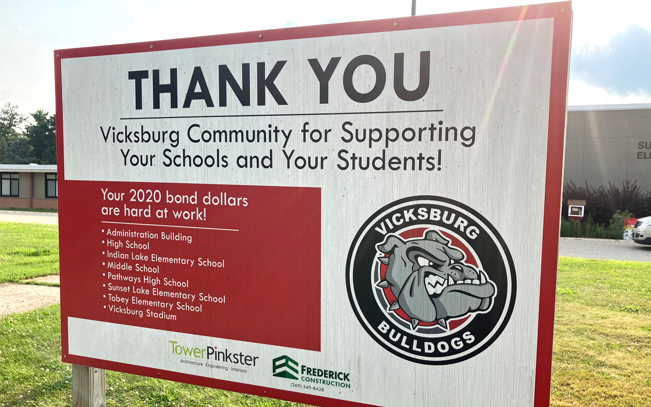 vix_construction A Vicksburg Schools sign thanks the community for contributing to school projects.